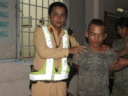Bat giu ke trom, cuop giat tao ton sau 3 km truy duoi hinh anh 1