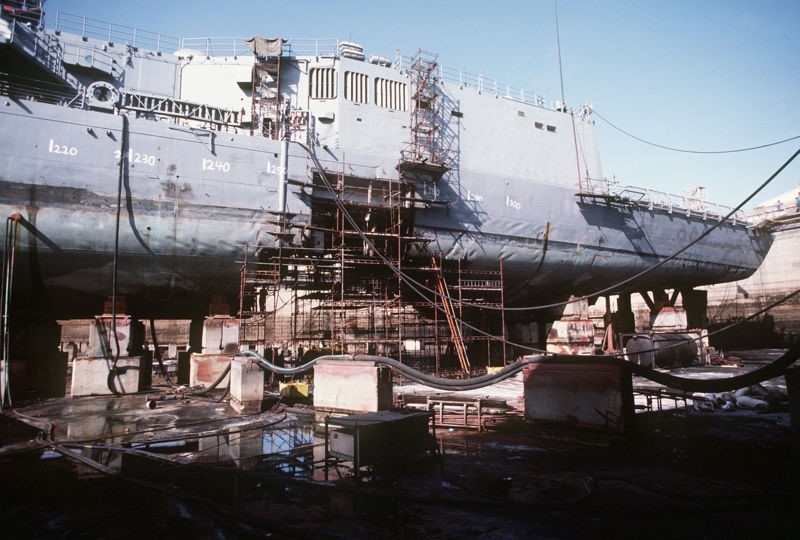 Khinh hạm USS Samuel B. Roberts sửa chữa tạm thời ở Dubai, UAE sau khi va trúng thủy lôi của Iran. Ảnh: Hải quân Mỹ