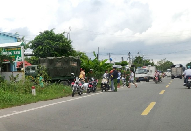 Cong an suot dem giu hien truong vu xam pham mo ma hinh anh 1