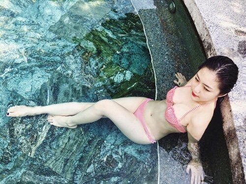het mot khong noi y, huong tram lai khoe dang nuot voi bikini hinh anh 3