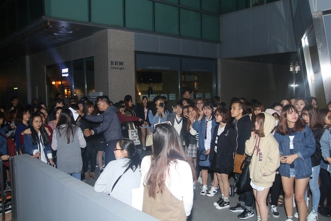 Là ca sĩ Việt đầu tiên tổ chức họp fan ở Hàn, Noo Phước Thịnh vẫn được hàng trăm khán giả vây kín ủng hộ - Ảnh 1.