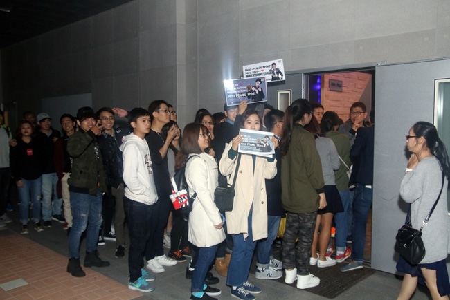 Là ca sĩ Việt đầu tiên tổ chức họp fan ở Hàn, Noo Phước Thịnh vẫn được hàng trăm khán giả vây kín ủng hộ - Ảnh 2.