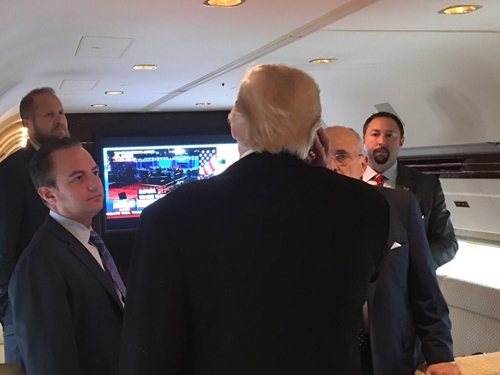 ngay-chu-nhat-bao-to-cua-donald-trump-1