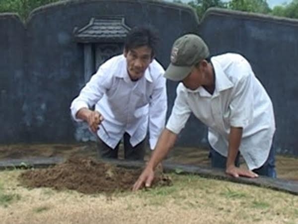 vu hang nghin ngoi mo bi dong dinh bi an: chu tich xa len tieng hinh anh 1
