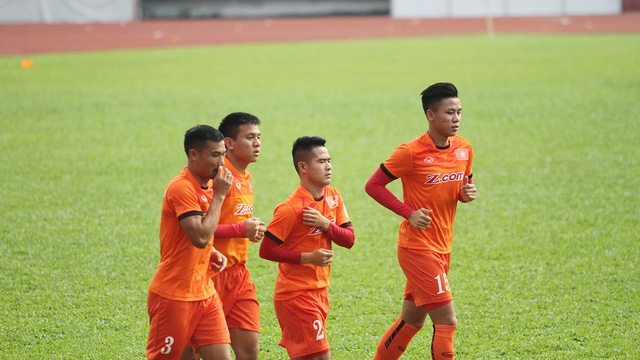 Quế Ngọc Hải (bìa phải) vẫn sẽ cùng đội tuyển Việt Nam sang Hàn Quốc tập huấn (ảnh: Trọng Vũ)