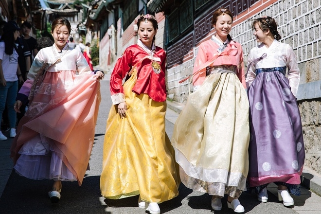 Chi Pu mặc Hanbok chụp ảnh cùng Á hậu Hàn Quốc