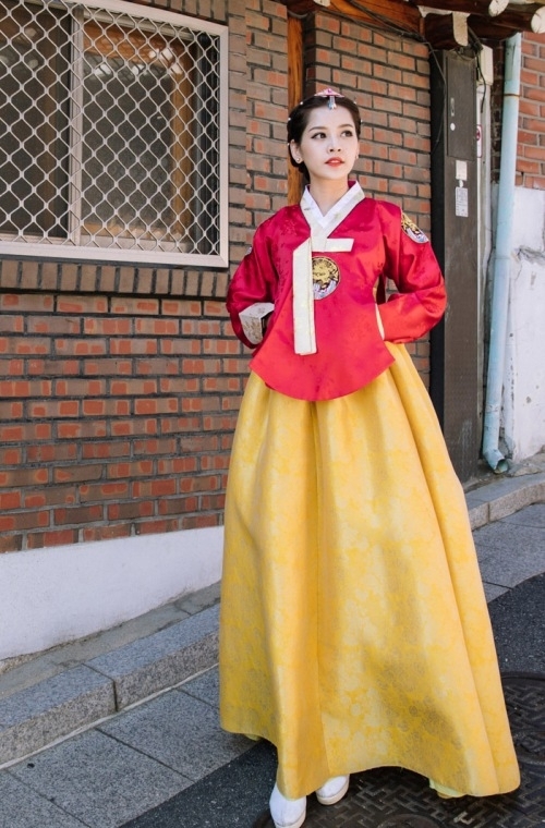 Chi Pu mặc Hanbok chụp ảnh cùng Á hậu Hàn Quốc