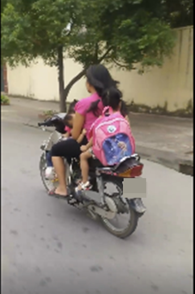 Clip: Người mẹ chạy xe máy bằng một tay, một tay bế con bú khiến người đi đường sợ hãi - Ảnh 1.