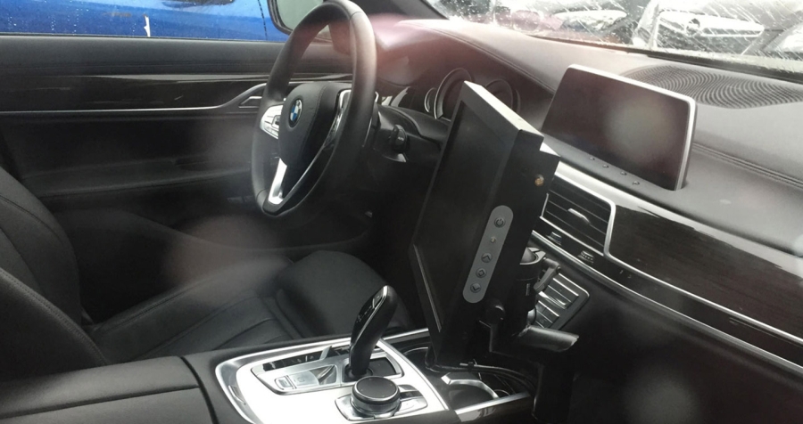 2017-BMW-5-Series-interior-dashboard-spy-shot.jpg