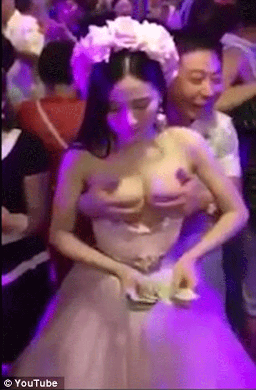  Từng người đàn ông Trung Quốc đã tiến đến cô dâu để được sờ và trả tiền cho người đẹp. 