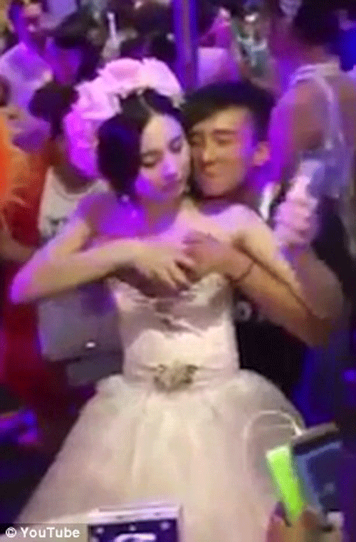  Mỗi lần cho sờ, cô dâu được khách bo 14 nghìn đồng. 