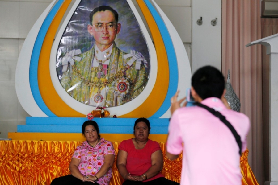 Nguoi Thai mac do hong cau nguyen cho nha vua hinh anh 2