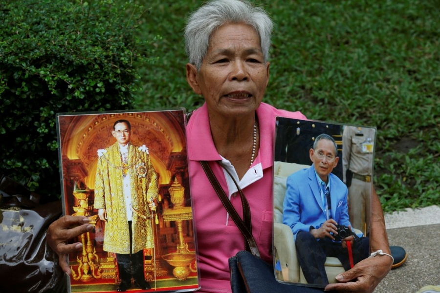 Nguoi Thai mac do hong cau nguyen cho nha vua hinh anh 5