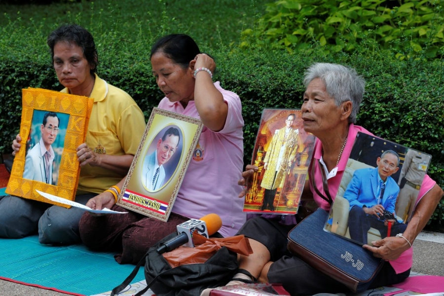 Nguoi Thai mac do hong cau nguyen cho nha vua hinh anh 6