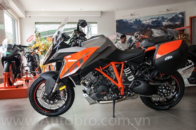  Theo đó, mức giá bán chính hãng dành cho chiếc KTM 1290 Super Duke GT được ấn định là 690 triệu Đồng. 
