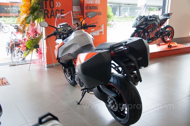  KTM 1290 Super Duke GT có chiều dài cơ sở vào khoảng 1.482 mm, chiều cao của yên tính từ mặt đất là 835 mm. 