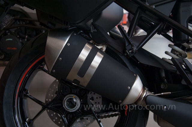  Khác với những mẫu xe trước đây của KTM, 1290 Super Duke GT đi kèm tấm chắn nhiệt cho ống xả màu đen. 