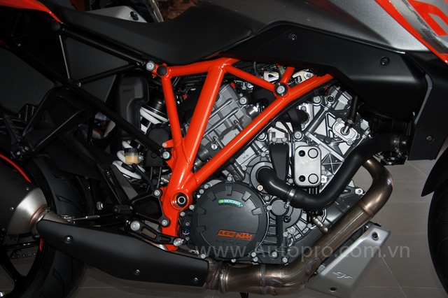  KTM 1290 Super Duke GT sử dụng động cơ V-Twin, dung tích 1.301 phân khối, sản sinh công suất tối đa 173 mã lực tại vòng tua 9.500 vòng/phút và mô-men xoắn 144 Nm. Hộp số 6 cấp. 