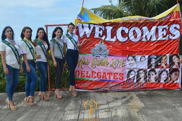 Thí sinh Hoa hậu Trái Đất 2016 chụp ảnh bên băng rôn nhăn nheo, được treo sơ sài như ở hội chợ - Ảnh 1.