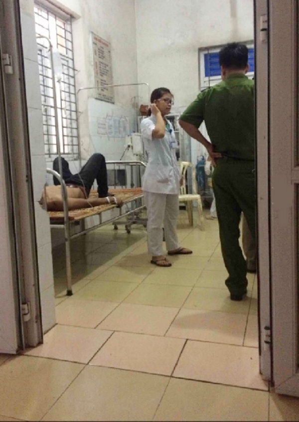 Họ gặp lại nhau với ba màu áo, ba phận đời đã khác nhau rất xa... (Ảnh: Beat.vn)