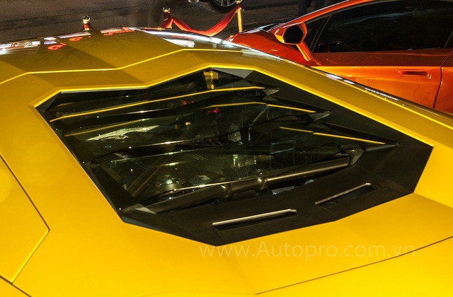  Lamborghini Aventador LP700-4 sử dụng động cơ V12, dung tích 6,5 lít, sản sinh công suất tối đa 700 mã lực và mô-men xoắn cực đại 690 Nm. Sức mạnh được truyền tới cả bốn bánh thông qua hộp số tự động 7 cấp ISR. Nhờ đó, xe có thể tăng tốc từ 0-100 km/h trong 2,9 giây trước khi đạt vận tốc tối đa 349 km/h. 