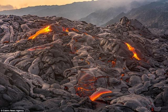 Núi lửa Kilauea (ảnh) là một trong 5 ngọn núi lửa nằm trên đảo Big Island của quần đảo Hawaii. Núi lửa này ước tính đã 500.000 năm tuổi.