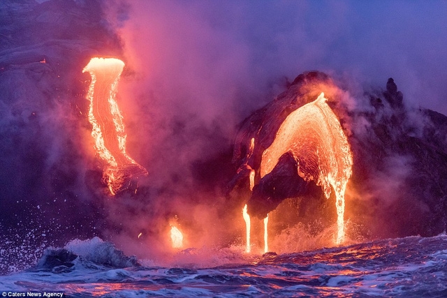Những ngày này có rất đông nhiếp ảnh gia tìm tới ngọn núi lửa Kilauea đang hoạt động để chụp dòng nham thạch nóng đỏ, dù vậy, chưa có ai may mắn được như nhiếp ảnh gia Mike Mezeul.