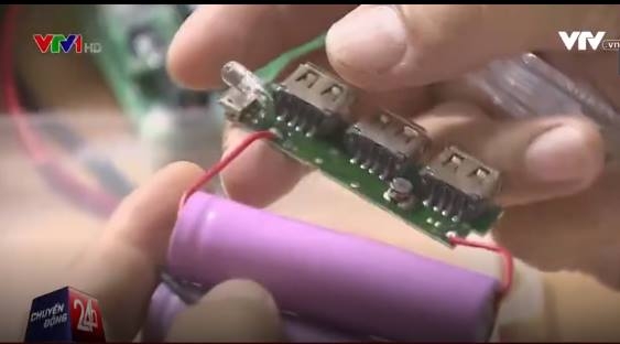 Clip giật mình: Cứ ham rẻ mua sạc dự phòng rởm đi, 5 phút cắm điện nổ tung luôn! - Ảnh 2.