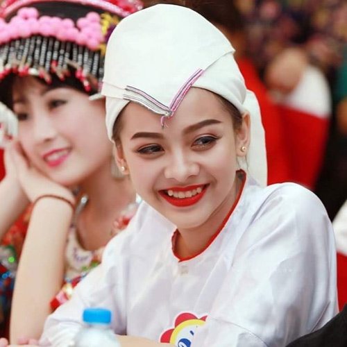 co gai cham dep hut hon voi vay cuoi lam tu giay an hinh anh 4