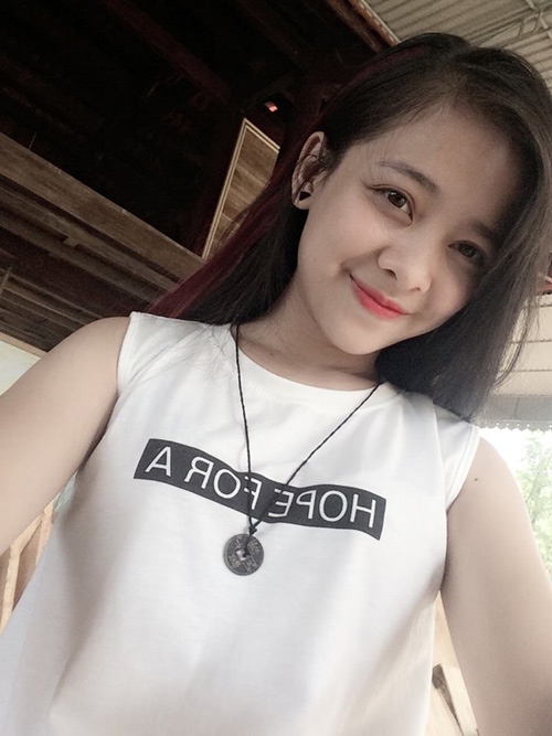 co gai cham dep hut hon voi vay cuoi lam tu giay an hinh anh 10