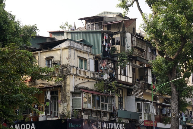  Vô số phần cơi nới tạm bợ bám vào phía trên cốt nhà lâu đời mặt phố Huế. 