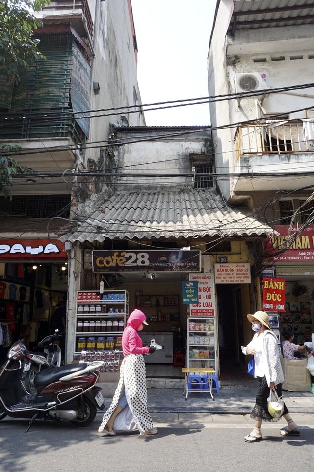  Ngôi nhà mặt tiền tại phố cổ Hàng Bè. 