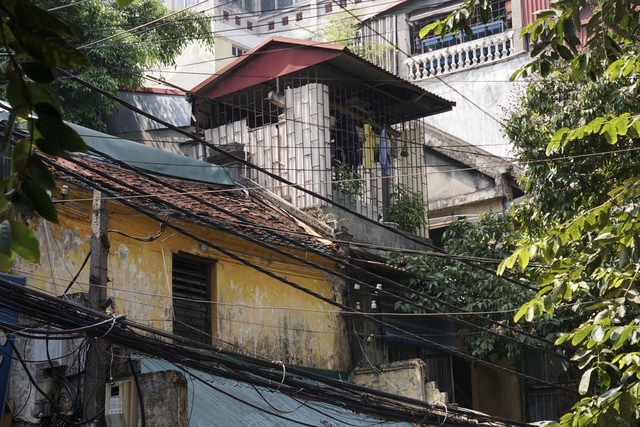 Một căn chòi nhô lên từ mái của một ngôi nhà cổ phố Hàng Bạc.