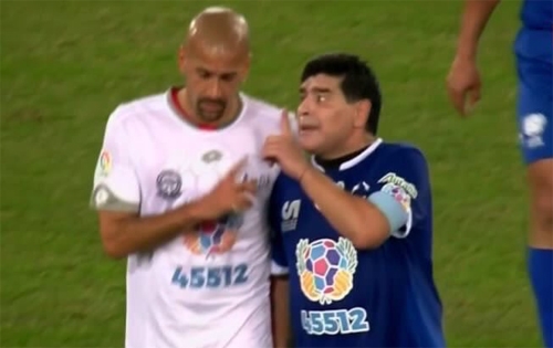 maradona-dan-mat-veron-trong-tran-dau-tu-thien-1
