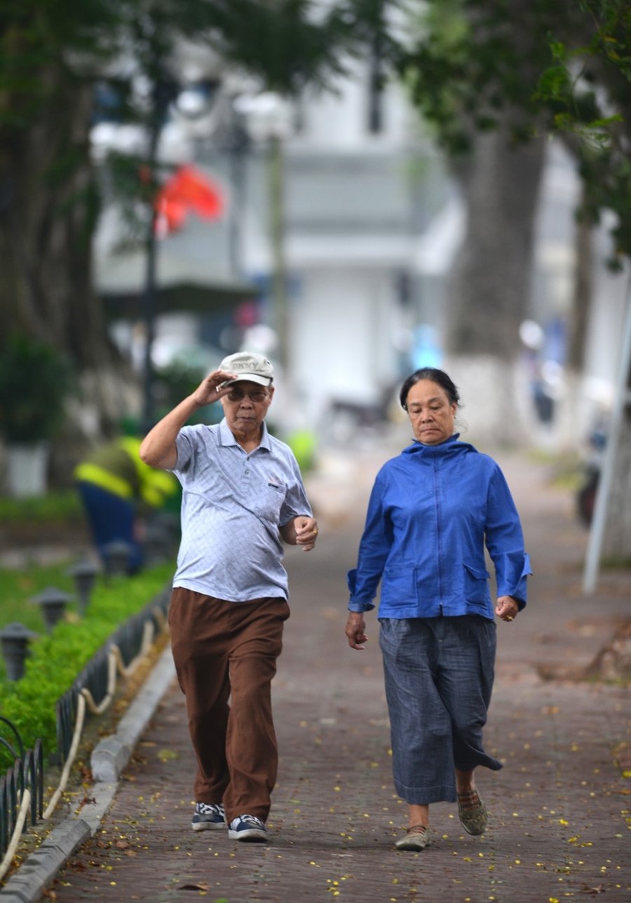 Nguoi Ha Noi trong gio lanh dau mua hinh anh 4