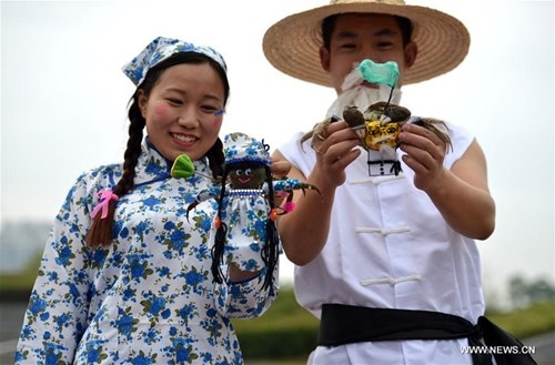 Nông dân tổ chức show thời trang cho... cua đồng ảnh 5
