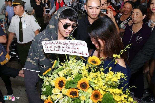 Noo Phuoc Thinh bi fan bua vay khi ve nuoc hinh anh 6