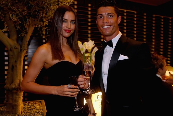 Ronaldo vung trom voi 'ban sao cua Irina Shayk' hinh anh 2