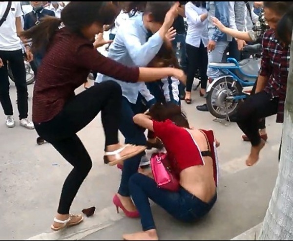 dau long nhung vu hoc sinh tat nhau toi tap o truong hoc hinh anh 1