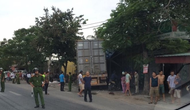 Hai vo chong bi vui lap khi xe container dam vao nha hinh anh 1
