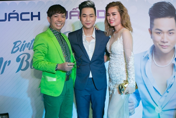 quach-tuan-du-om-hon-long-nhat-truoc-mat-ban-gai-2