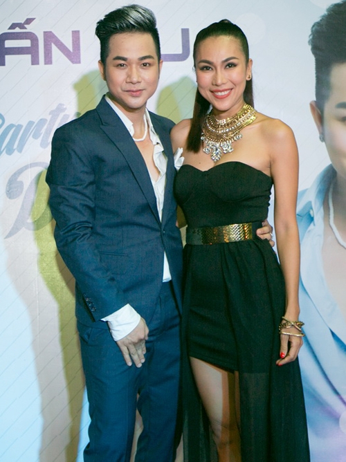 quach-tuan-du-om-hon-long-nhat-truoc-mat-ban-gai-5