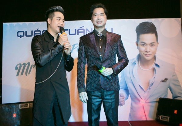 quach-tuan-du-om-hon-long-nhat-truoc-mat-ban-gai-7