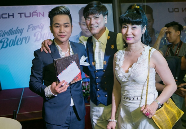 quach-tuan-du-om-hon-long-nhat-truoc-mat-ban-gai-10