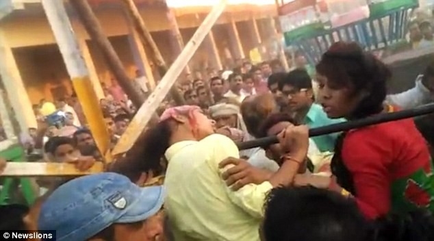 Nu sinh mat gan het toc vi mai chup selfie hinh anh 2