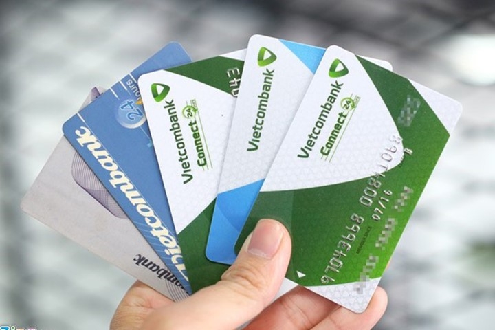 Image result for Vietcombank khóa thẻ ATM để bảo vệ chủ thẻ