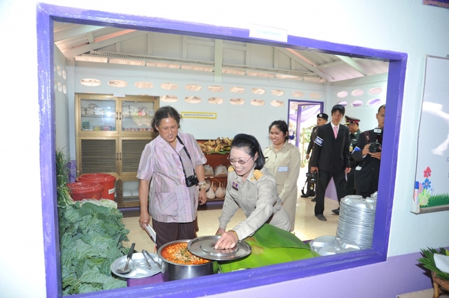 Hình ảnh của Công chúa Sirindhorn trong những lần ghé thăm các trường học, cơ sở y tế...