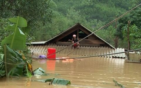 Chùm ảnh: Những hình ảnh nhói lòng về mưa lũ kinh hoàng ở miền Trung - Ảnh 5.