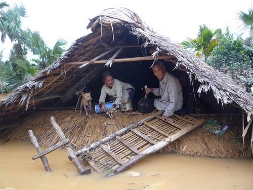 Chùm ảnh: Những hình ảnh nhói lòng về mưa lũ kinh hoàng ở miền Trung - Ảnh 6.
