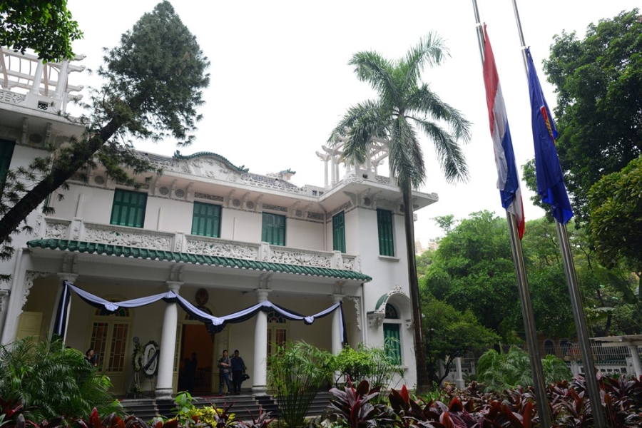 Doan nguoi xep hang vieng nha vua Thai Lan tai Ha Noi hinh anh 1